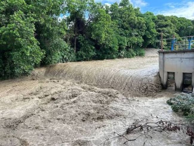La fuerte creciente del río Las Ceibas, con alto arrastre de lodo y material vegetal, obligó al cierre de las bocatomas El Guayabo y El Tomo en Neiva.
