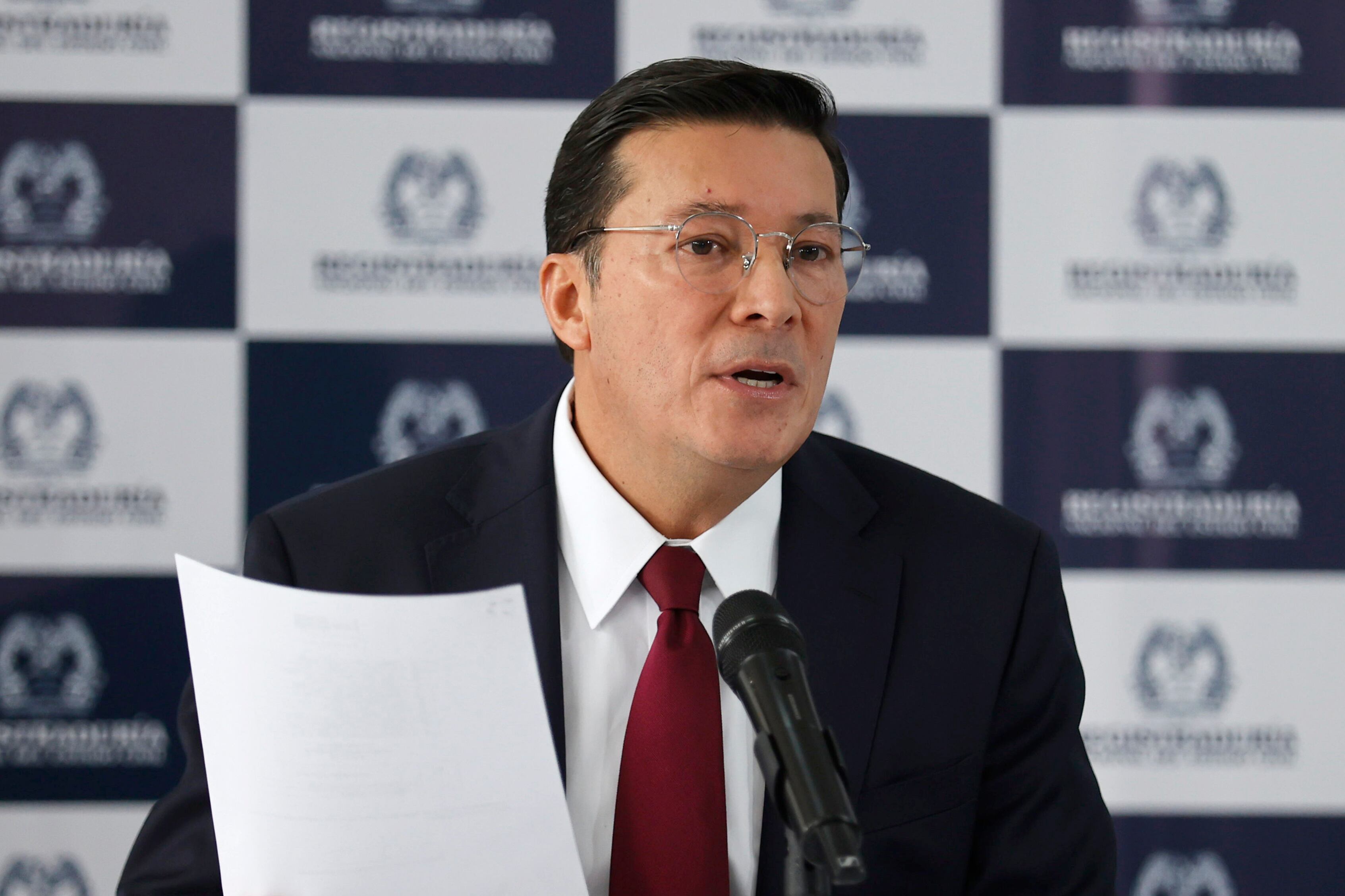AME6674. BOGOTÁ (COLOMBIA), 17/06/2025.- El registrador nacional de Colombia, Hernán Penagos, habla con la prensa este martes en Bogotá (Colombia). Penagos aseguró que deja en manos de las altas cortes la decisión de si el organismo electoral que dirige debe hacer o no la consulta popular sobre la reforma laboral convocada por decreto por el presidente Gustavo Petro pese a que ya fue rechazada por el Senado. EFE/ Mauricio Dueñas Castañeda