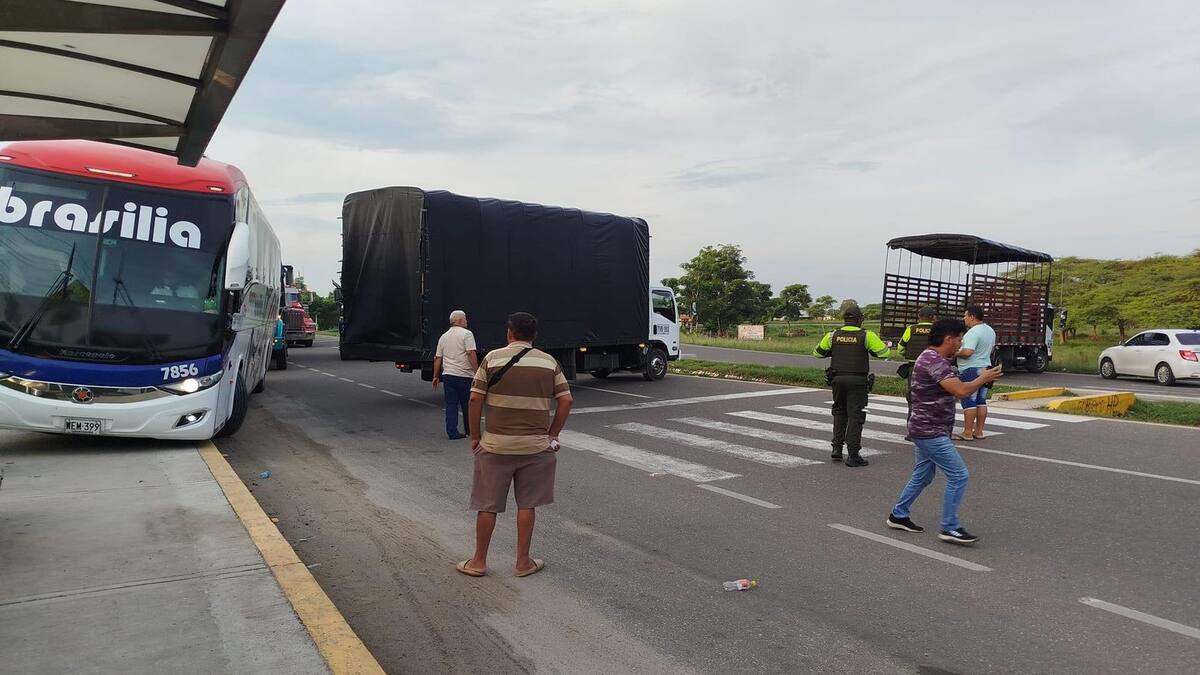 Camioneros realizan bloqueo en el peaje de Sabanagrande