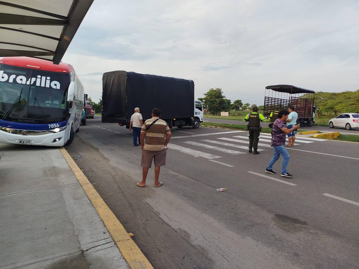 Camioneros realizan bloqueo en el peaje de Sabanagrande