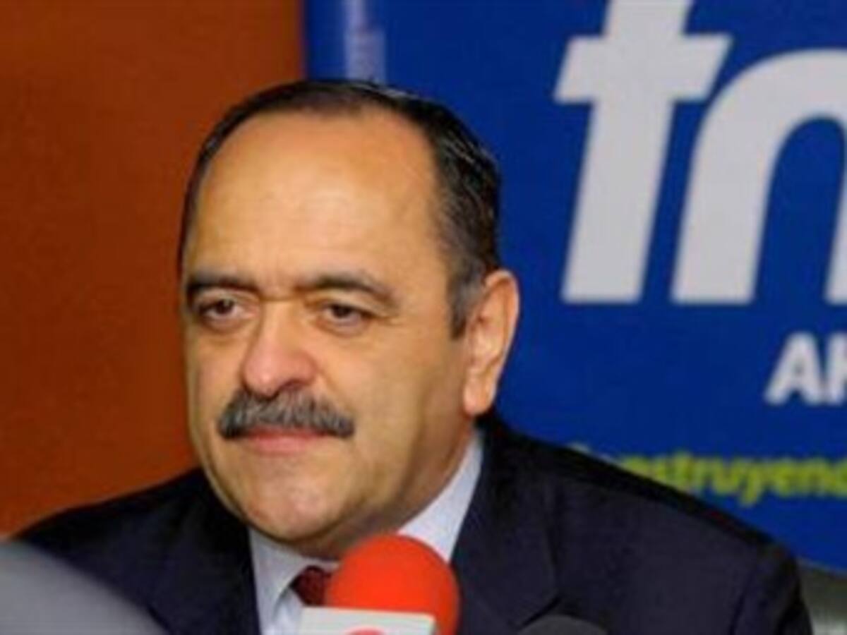 Congresistas piden renuncia del director del Fondo Nacional del Ahorro