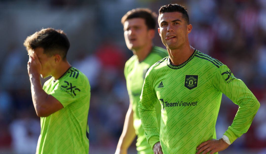 Cristiano Ronaldo se lamenta incrédulo, tras uno de los cuatro goles del Brentford.