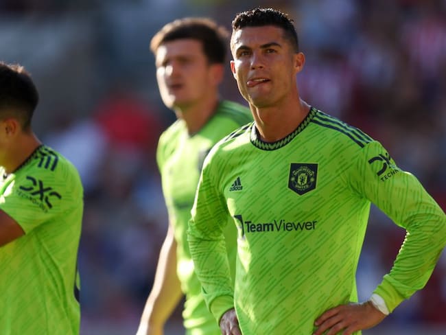 Cristiano Ronaldo se lamenta incrédulo, tras uno de los cuatro goles del Brentford.