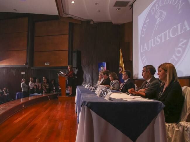 Gobierno autoriza pago de prima