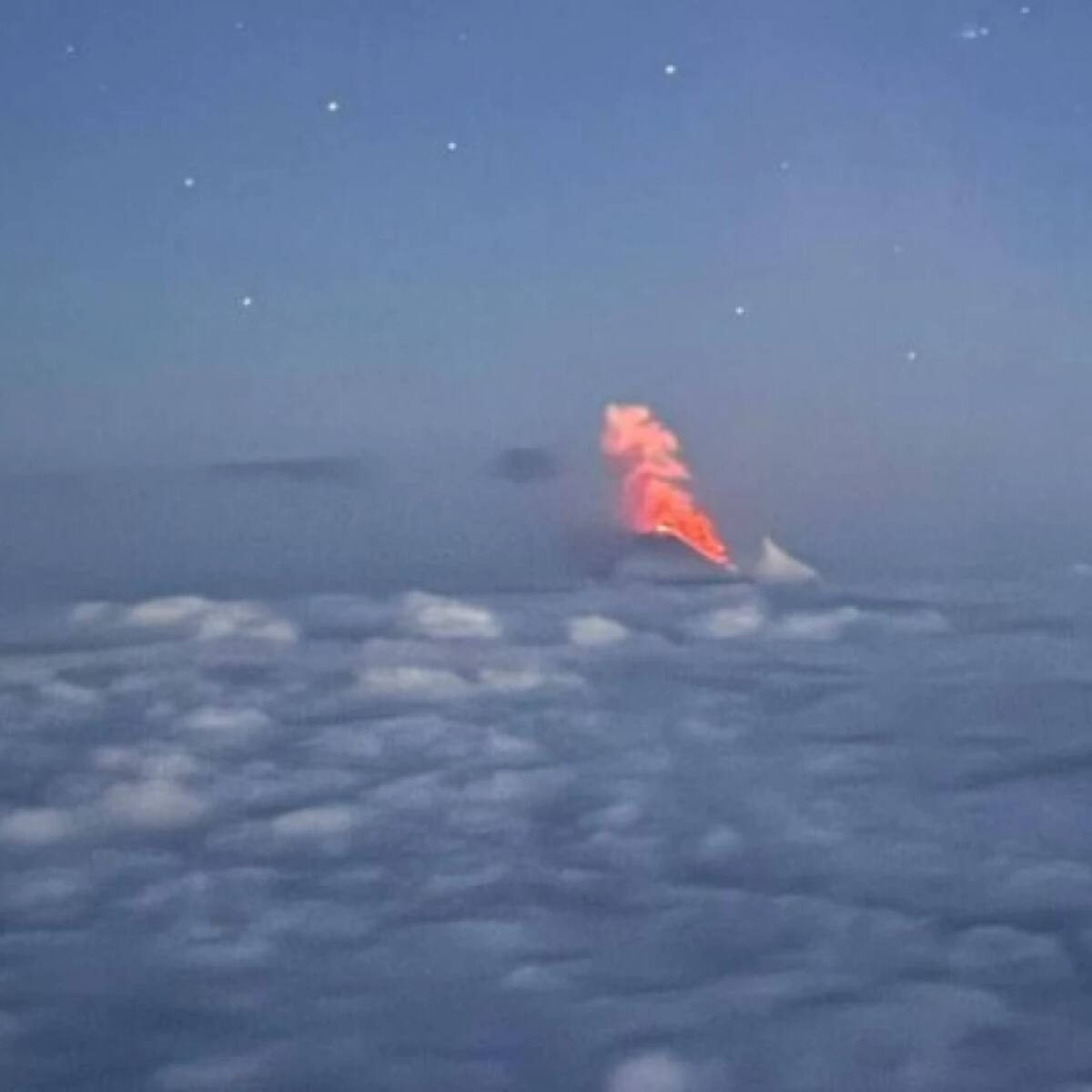 El volcán más alto de Eurasia entra en erupción después de los terremotos en Kamchatka