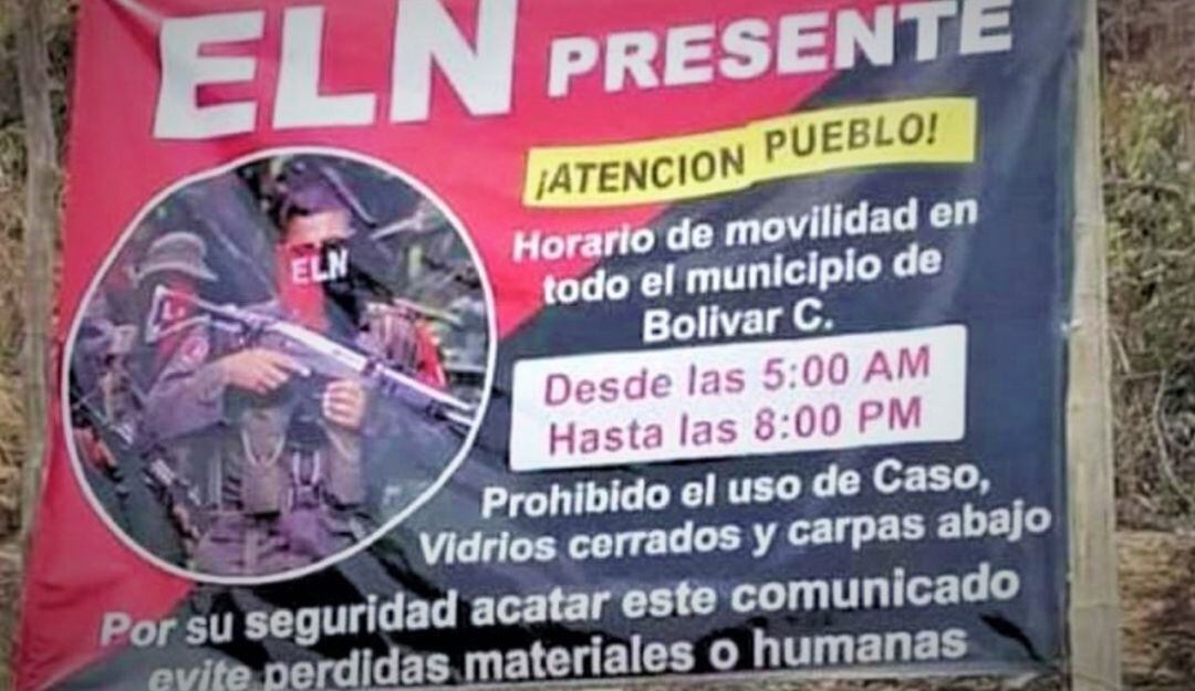 Letreros alusivos al ELN, en los que indican que solo permitirán la movilidad desde las 5 de la mañana hasta las 8 de la noche.