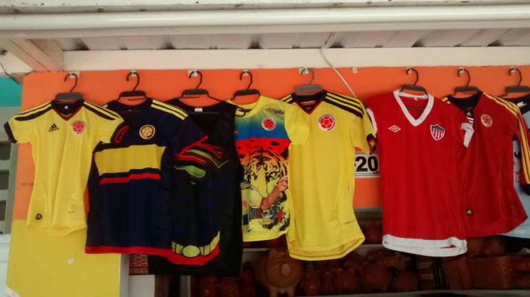 Venta informal de camisetas selección Colombia.