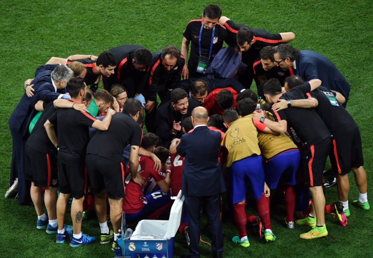 Diego Simeone le habla a su equipo previo al tiempo extra.