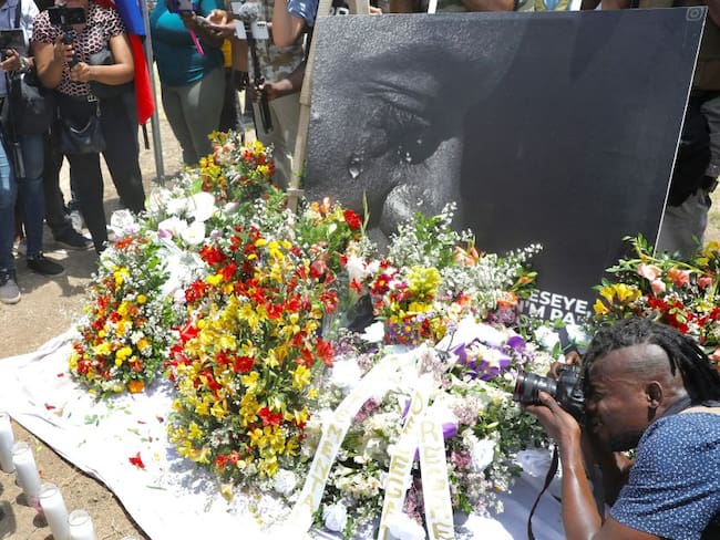 Homenaje a Jovenel Moise frente a la residencia presidencial.