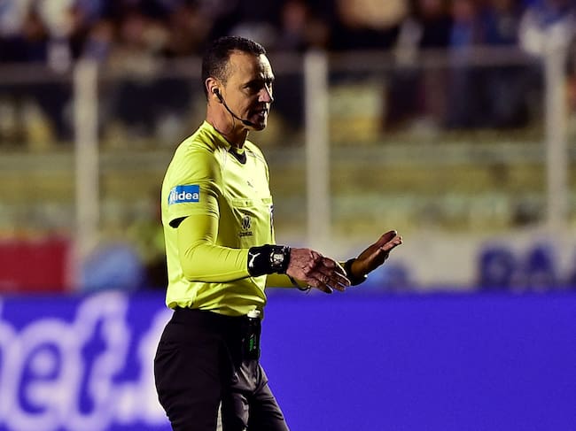Wilmar Roldán durante el juego en La Paz entre Bolívar y Sao Paulo, por la Copa Sudamericana. (Photo by Jorge BERNAL / AFP)