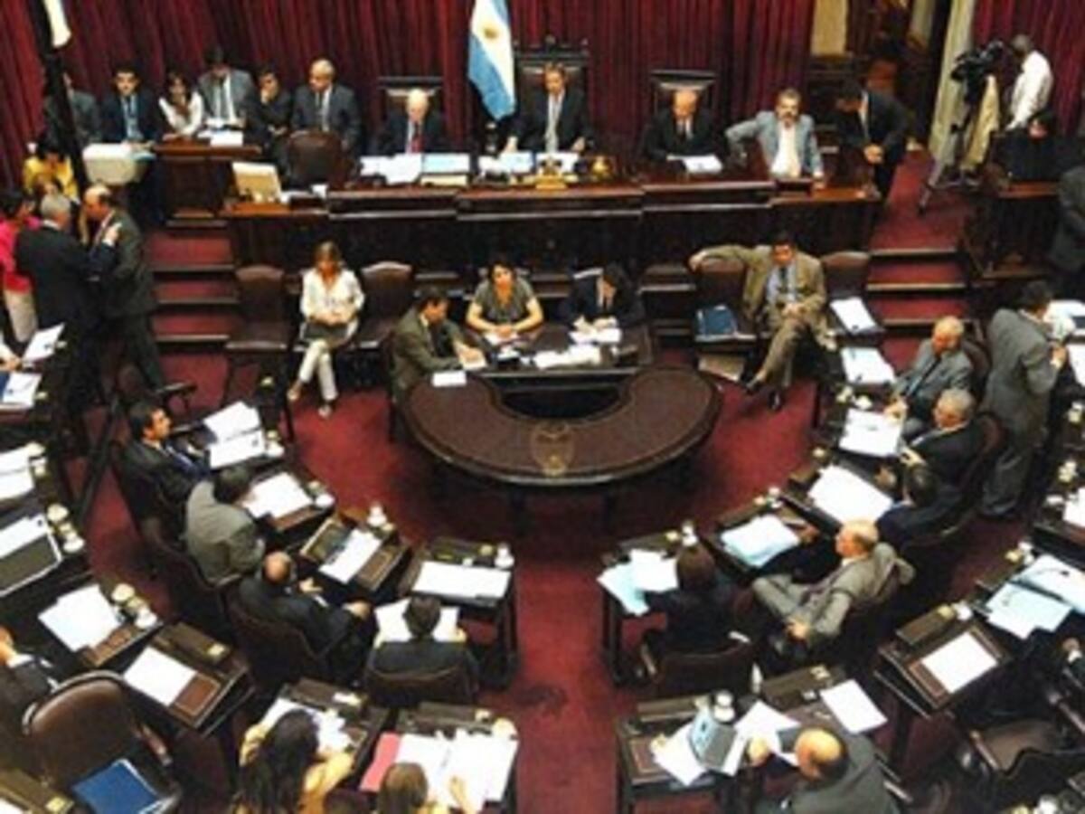 Argentina aprueba ley que protege glaciares pero divide aguas en el país