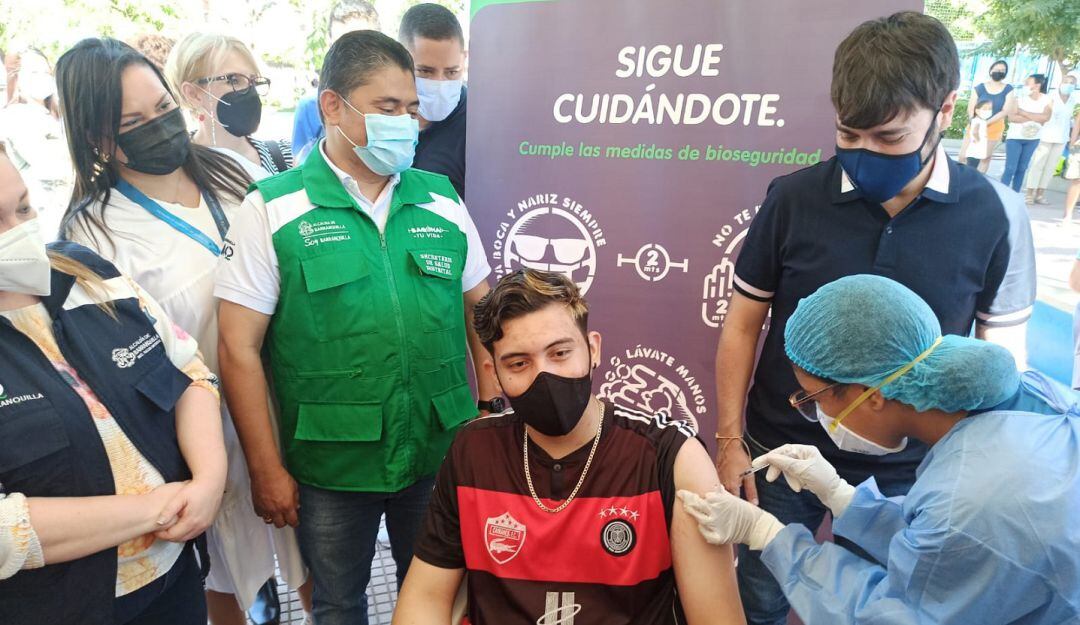 Momentos en el se aplica la dosis dos millones en Barranquilla.