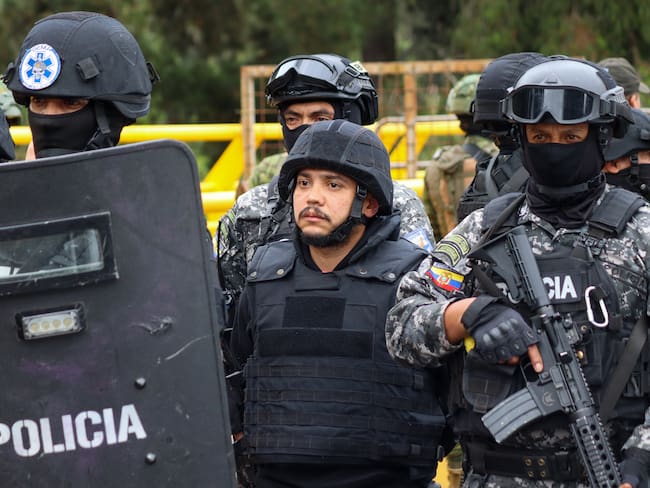 Las autoridades de Ecuador entregaron este viernes a sus pares de Colombia a un presunto líder del Cartel del Norte del Valle del Cauca. EFE/Xavier Montalvo