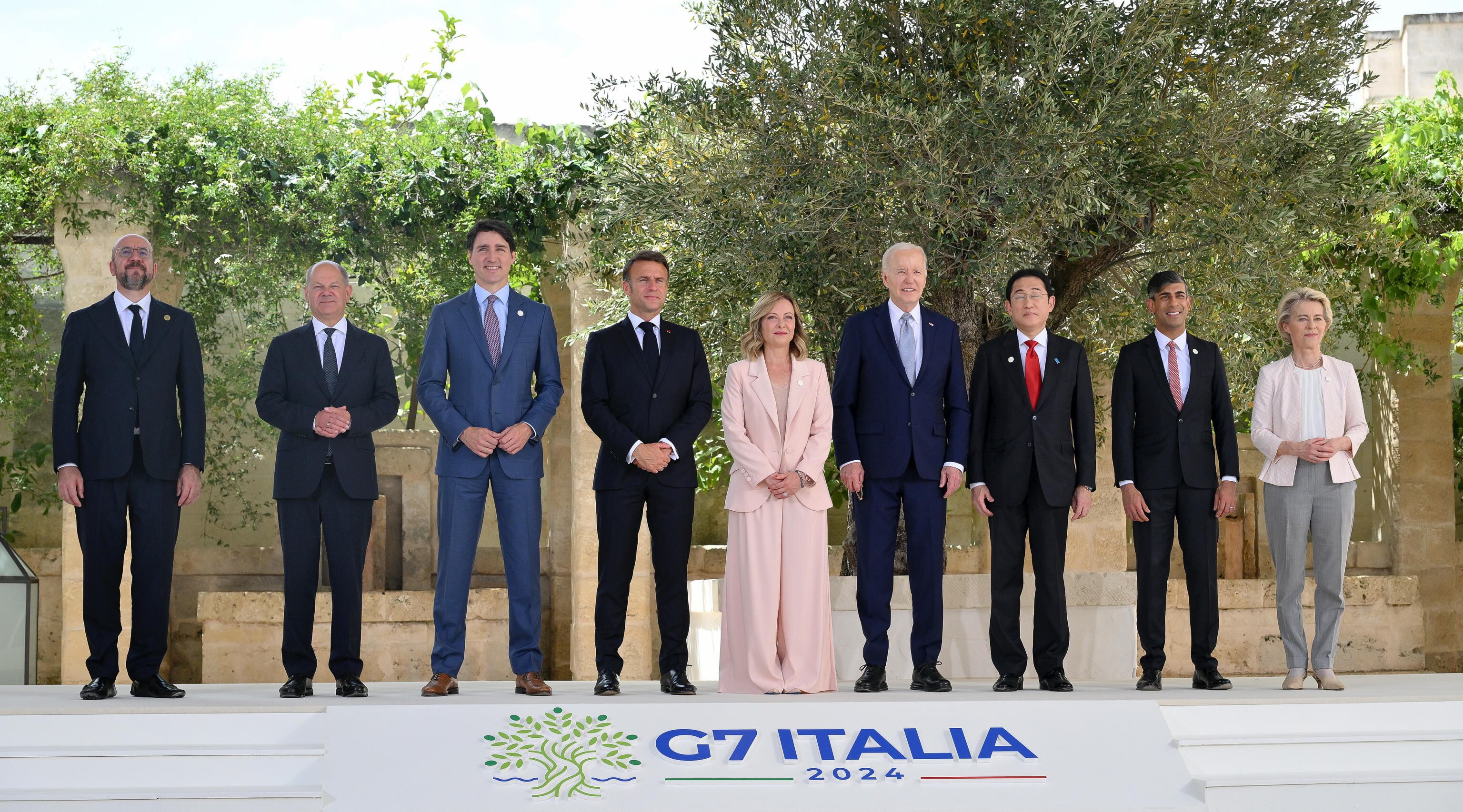 La foto familiar del G7, de izquierda a derecha: Charles Michel (presidente del Consejo Europeo), Olaf Scholz (canciller de Alemania), Justin Trudeau (primer ministro de Canadá), Emmanuel Macron (presidente de Francia), Giorgia Meloni (primera ministra de Italia), Joe Biden (presidente de Estados Unidos), Fumio Kishida (primer ministro de Japón), Rishi Sunak (primer ministro de Reino Unido) y Ursula Von der Leyen (presidenta de la Comisión europea).

EFE/EPA/ETTORE FERRARI