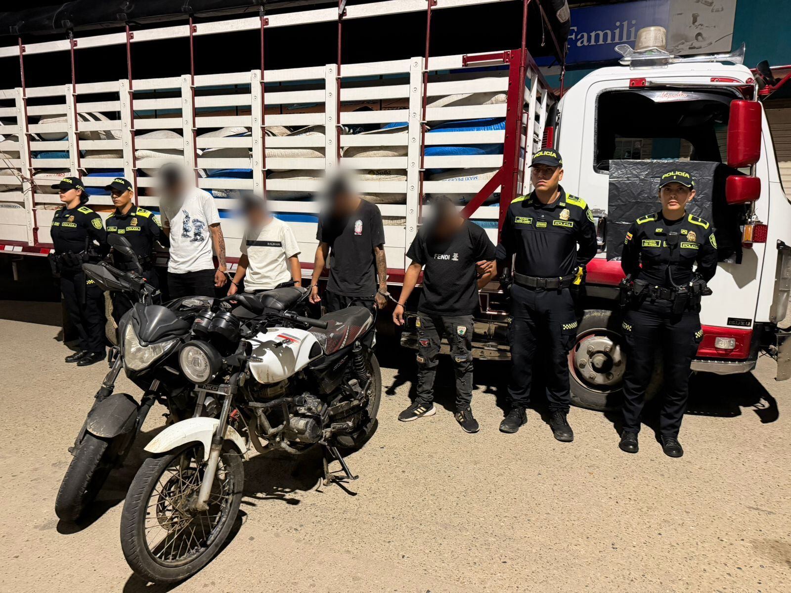 captura de cuatro personas señaladas de hurtar 168 bultos de café húmedo. Foto Policía Huila 