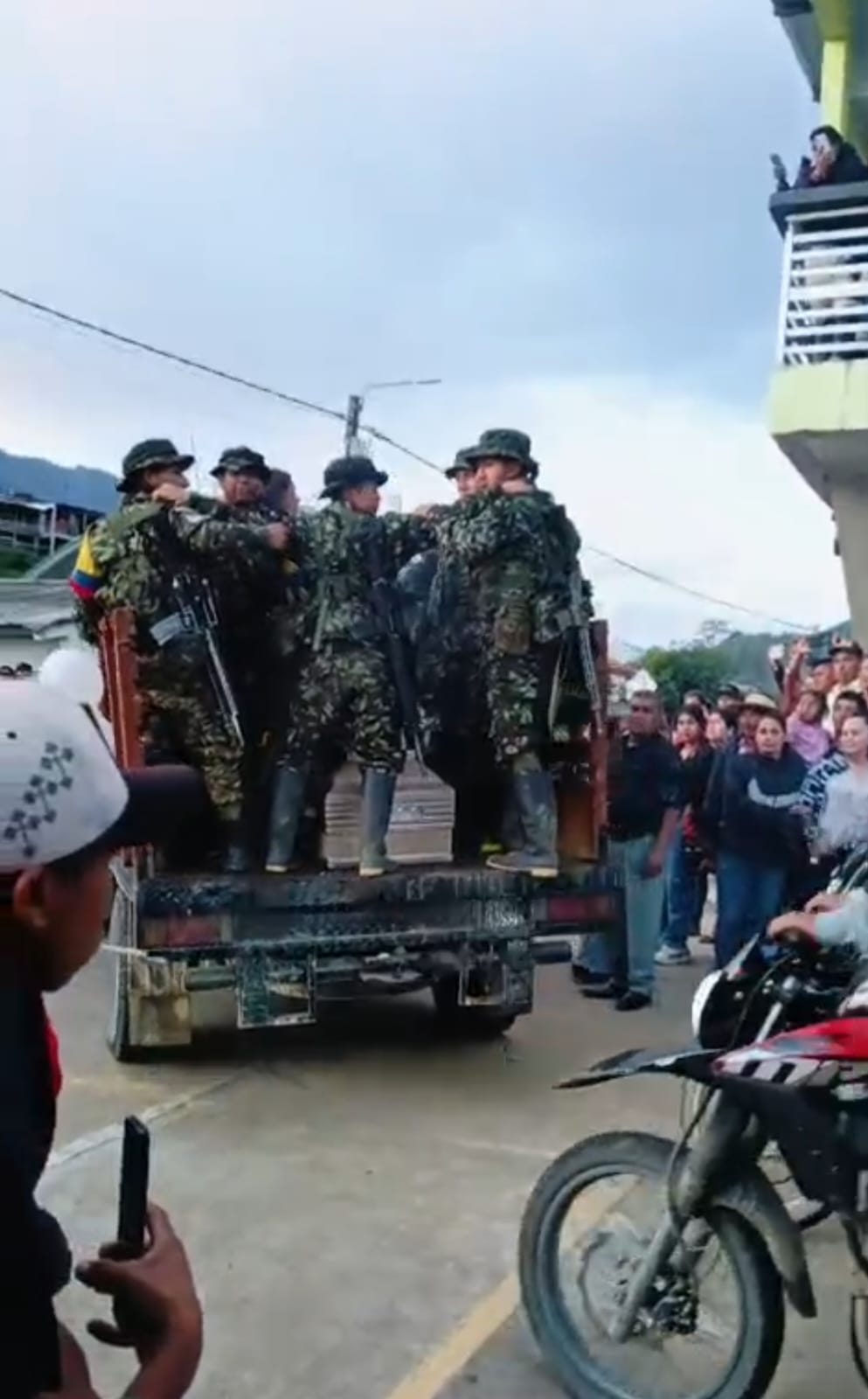 Durante el recorrido, varios hombres armados realizaron múltiples disparos al aire . Foto Redes Sociales.