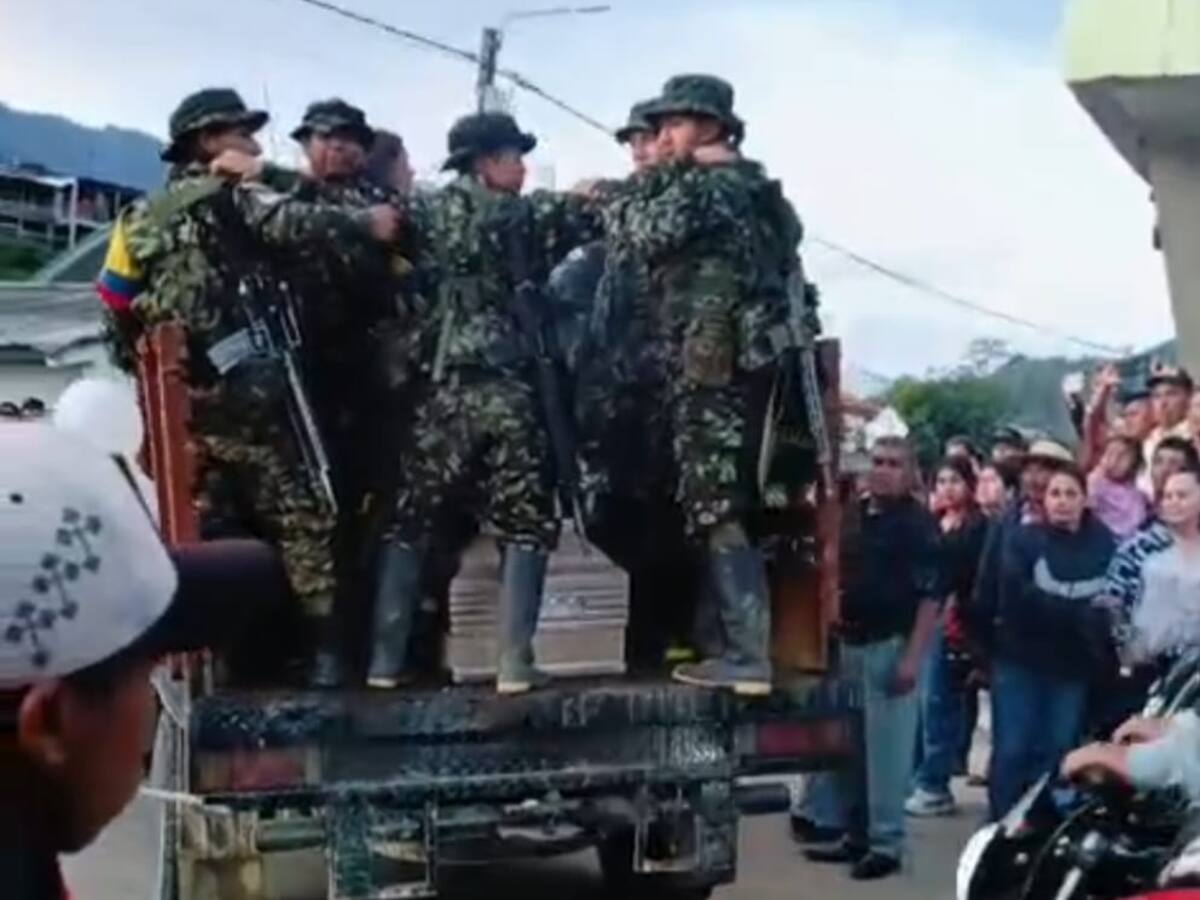 Difunden video de caravana armada en Río Negro-Iquira durante sepelio de disidente abatido