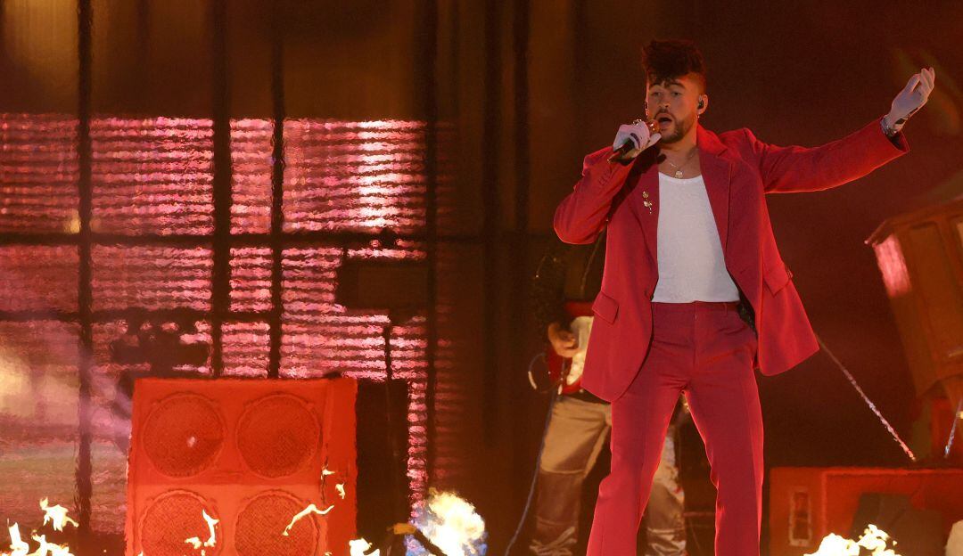 Bad Bunny demanda a cervecera por uso ilegal de su imagen y marca
