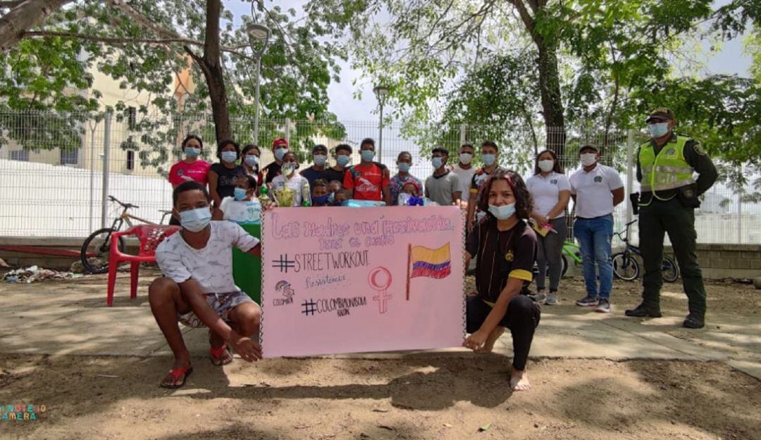 30 jóvenes amantes del Street Workout fortalecieron los lazos entre madre e hijos en el barrio San Fernando