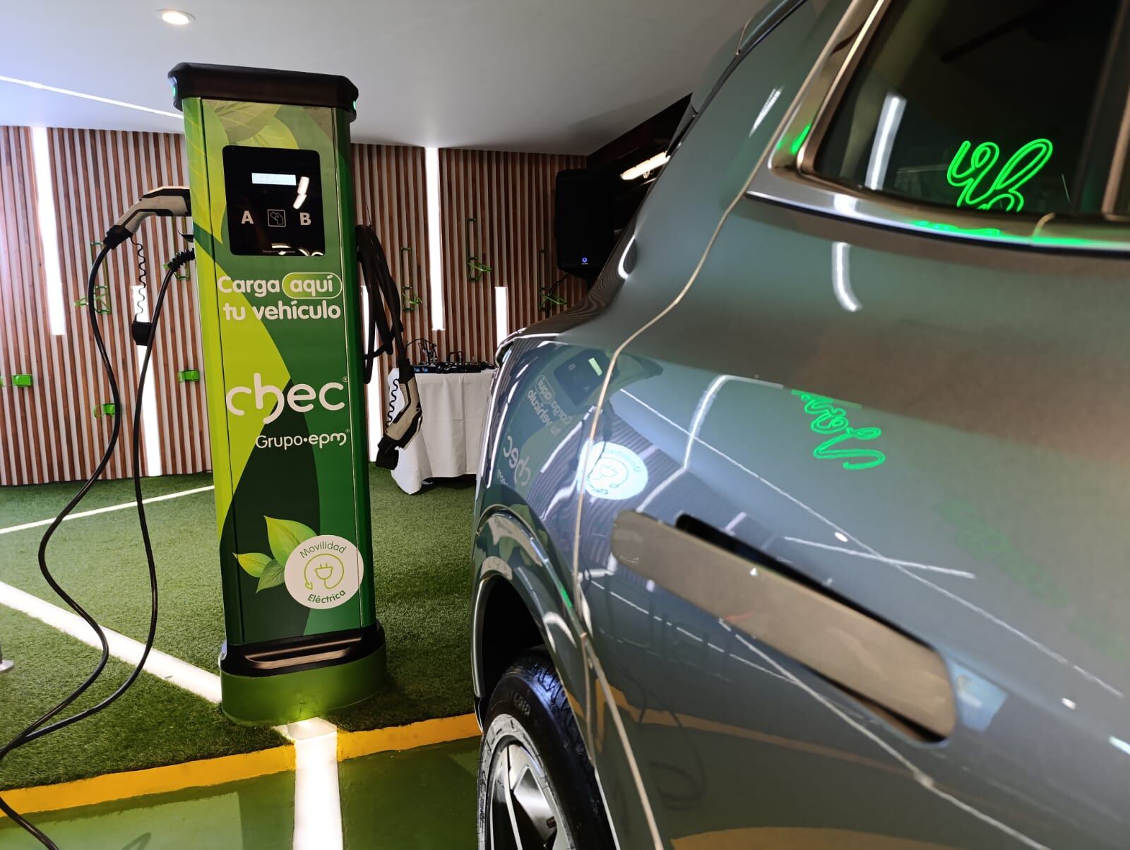 La nueva estación de carga para vehículos eléctricos se compone de dos torres y cuatro distribuidores.