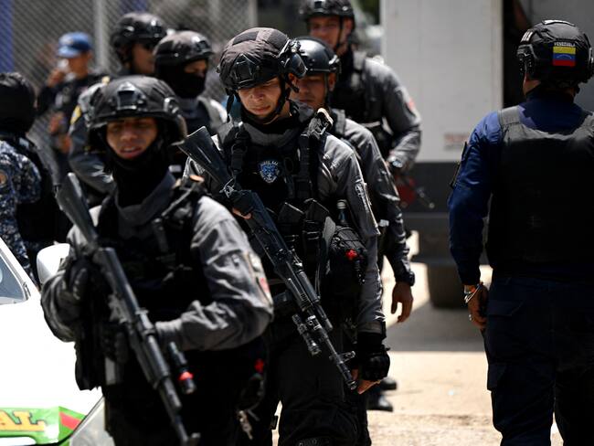 Operativo para retomar el control de la cárcel de Tocorón que permanecía bajo manejo de pandillas como el Tren de Aragua. 
(Foto:    YURI CORTEZ/AFP via Getty Images)