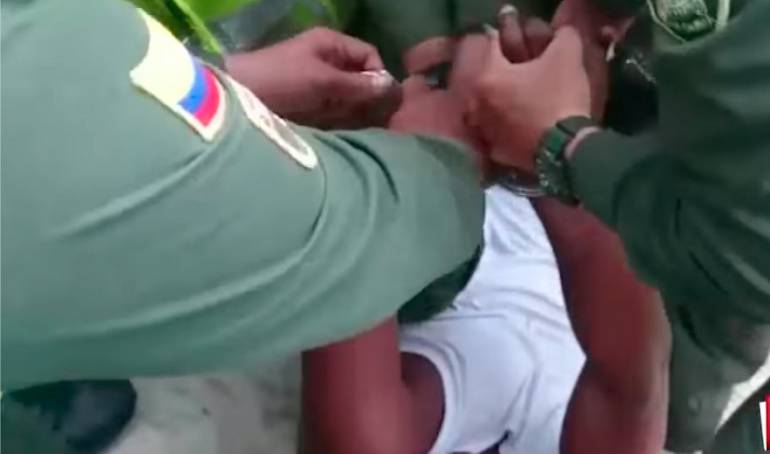 A la fuerza el joven fue esposado y conducido a la Sijín.