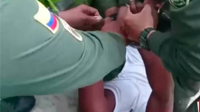 A la fuerza el joven fue esposado y conducido a la Sijín.