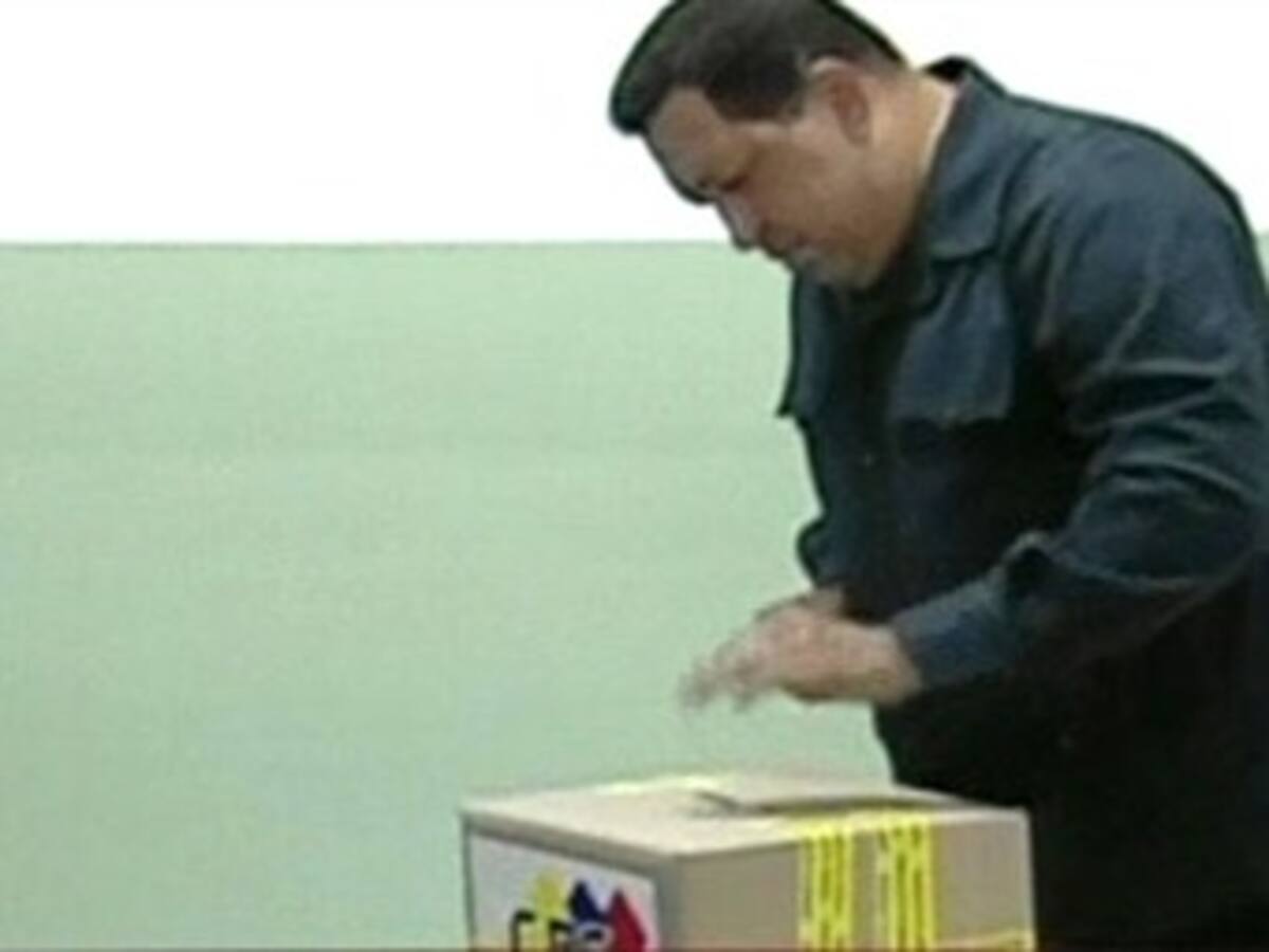 Chávez vota y asegura que respetará los resultados