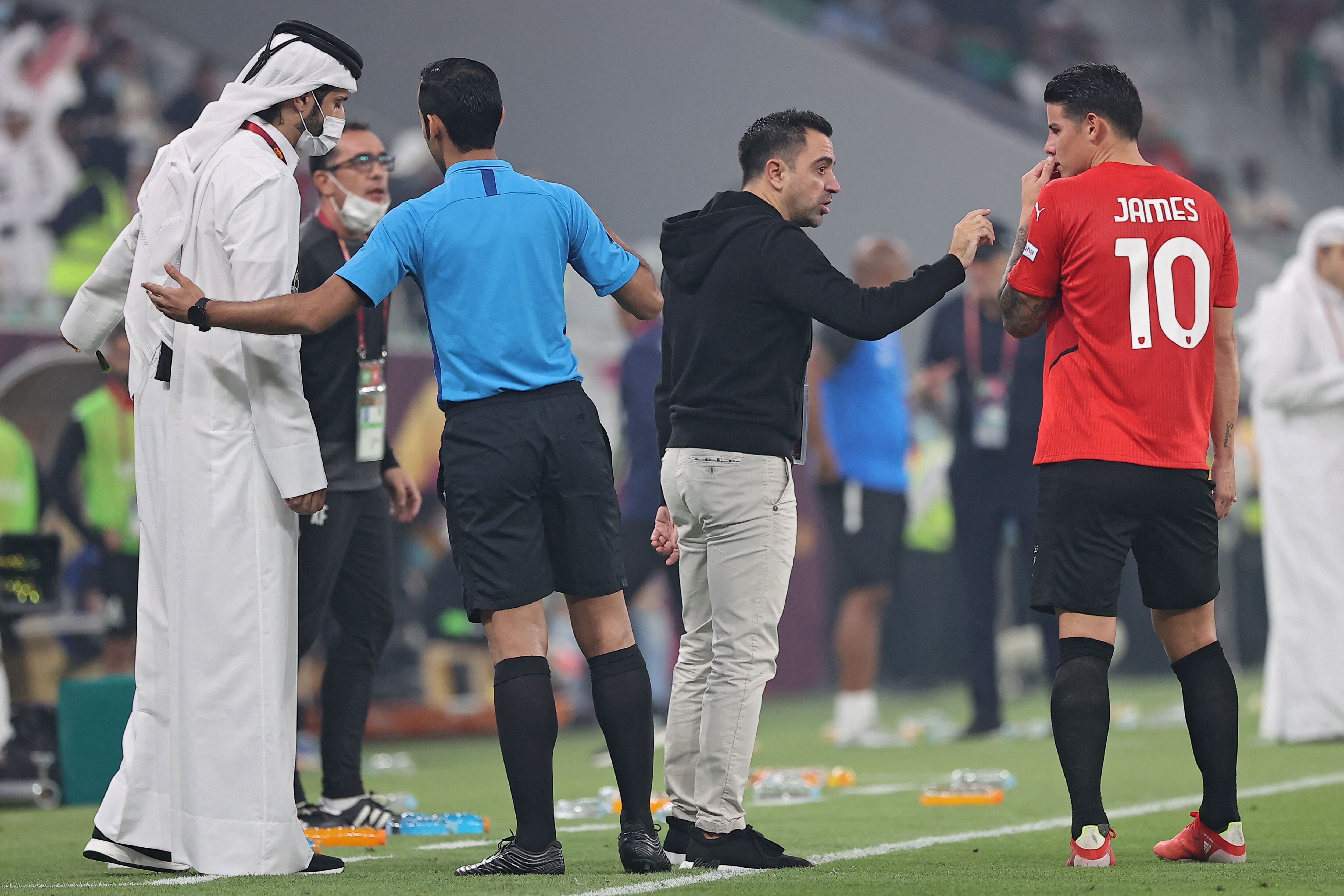 Xavi Hernández junto a James Rodríguez. (Photo by KARIM JAAFAR / AFP) (Photo by KARIM JAAFAR/AFP via Getty Images)