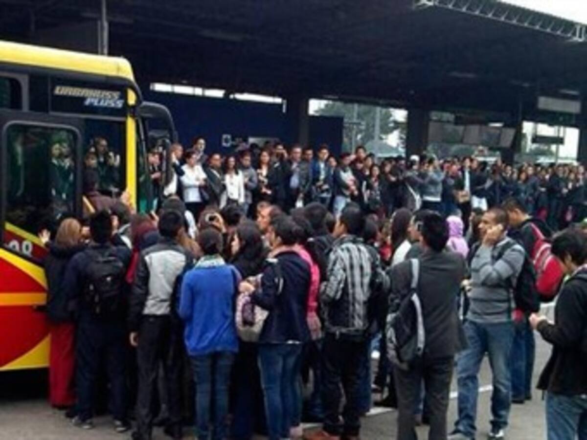 Denuncian abusos del ESMAD en bloqueos del Portal de la 80
