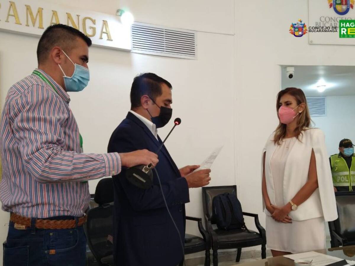 Se posesionó contralora de Bucaramanga