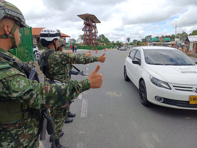 Soldados en las vías del Quindío en este puente festivo. Foto: Cortesía Octava Brigada del Ejército