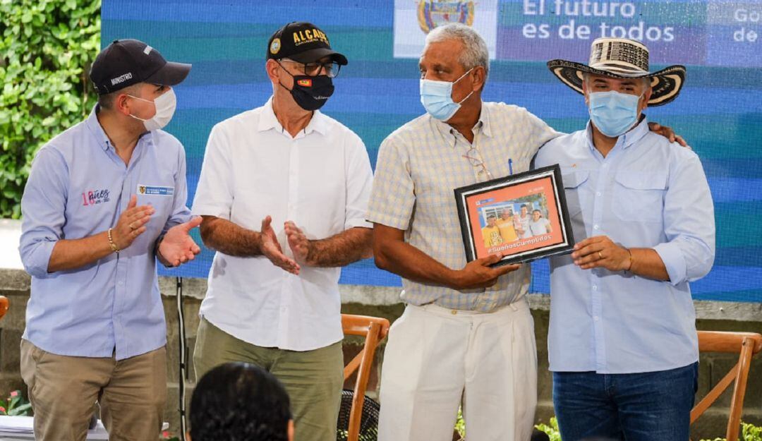 El acto de entrega se realizó en el barrio San José de los Campanos