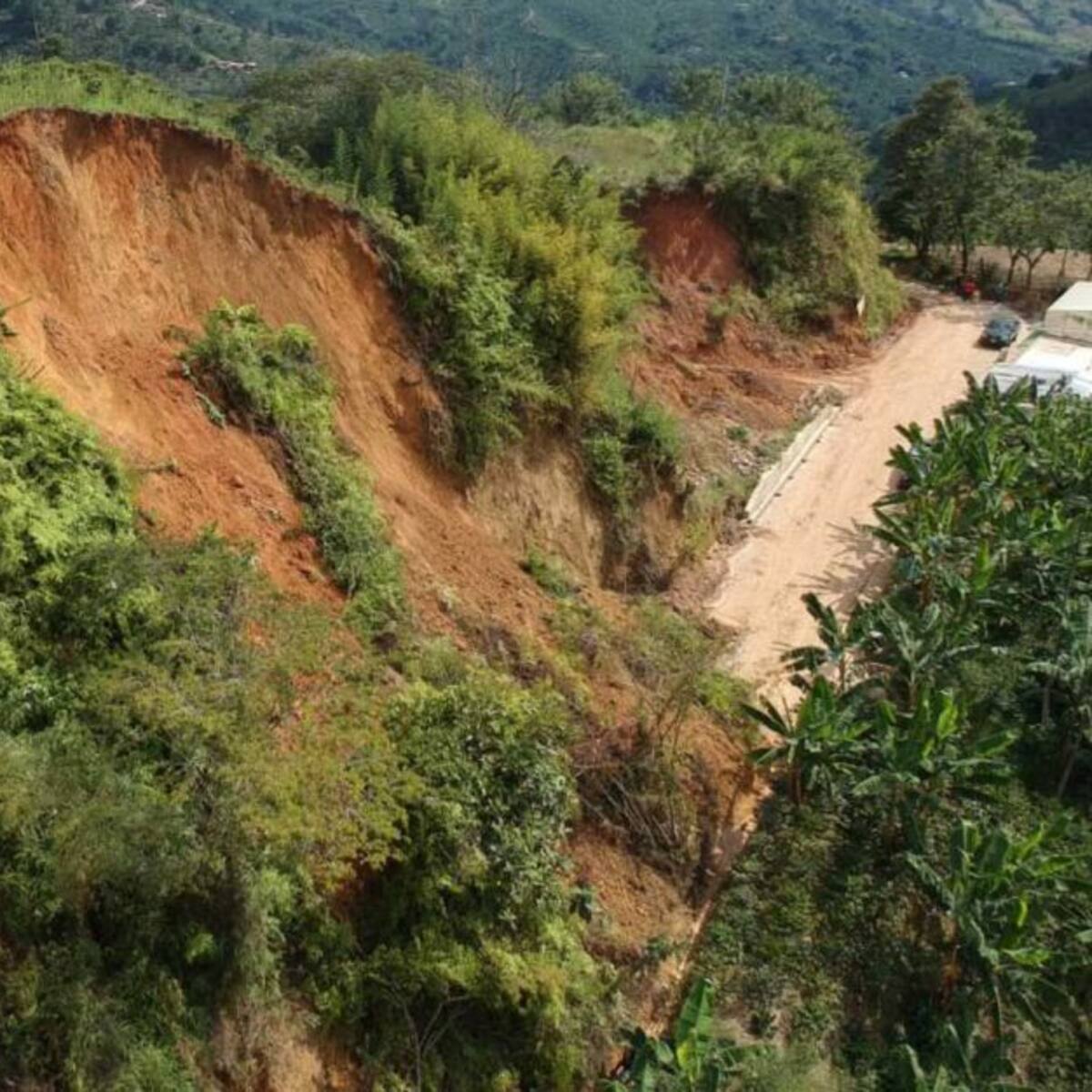 Deslizamiento de tierra en vía que comunica a dos municipios de Risaralda