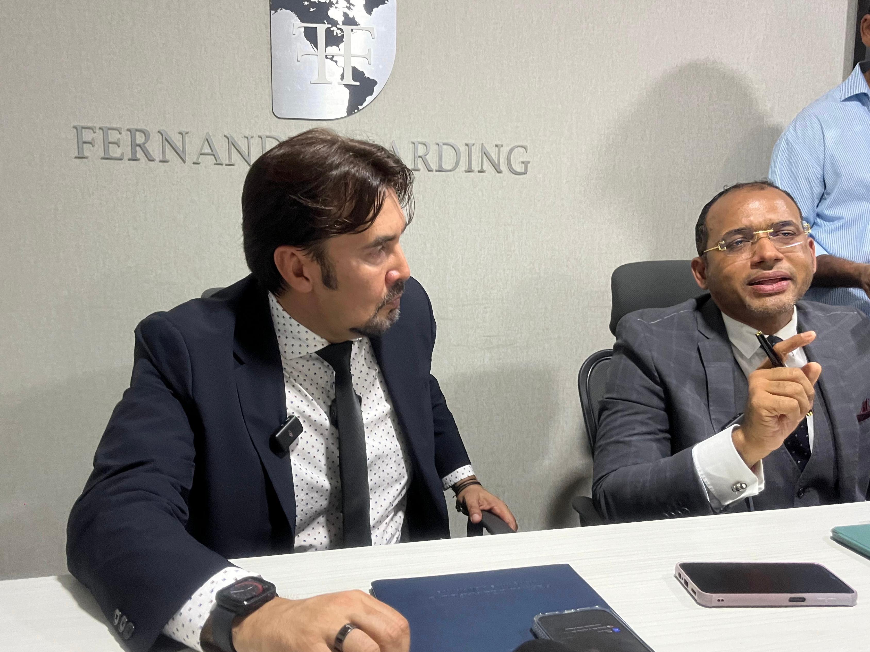 Luis Fernando Ramón, pastor de la Iglesia Cristiana GNG; y su abogado Alex Fernández Harding