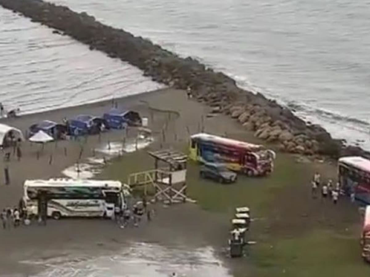 Playas de El Laguito convertidas en parqueaderos