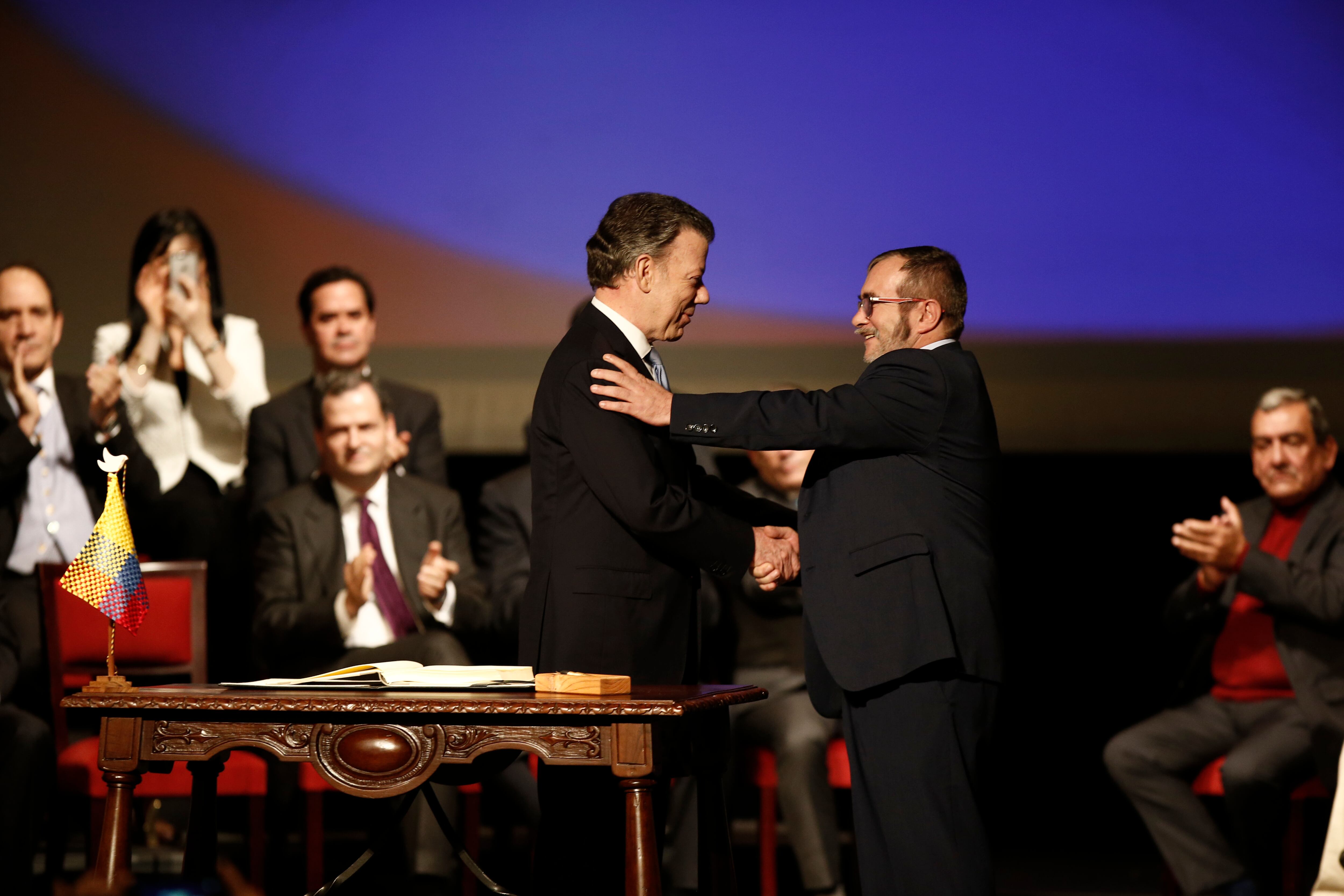 En la foto: Juan Manuel Santos, expresidente de la República y Rodrigo Londoño Echeverri alias “Timochenko, Timoleón Jiménez”. (Colprensa - Juan Páez).
