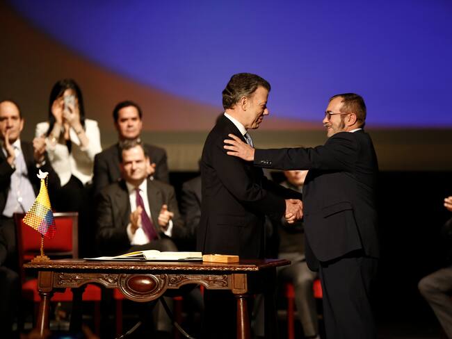 En la foto: Juan Manuel Santos, expresidente de la República y Rodrigo Londoño Echeverri alias “Timochenko, Timoleón Jiménez”. (Colprensa - Juan Páez).