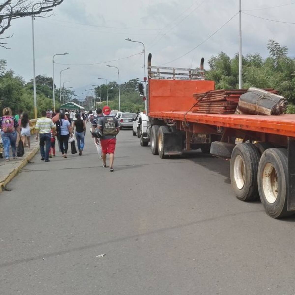Carga por puentes binacionales solo 30 toneladas: Invias