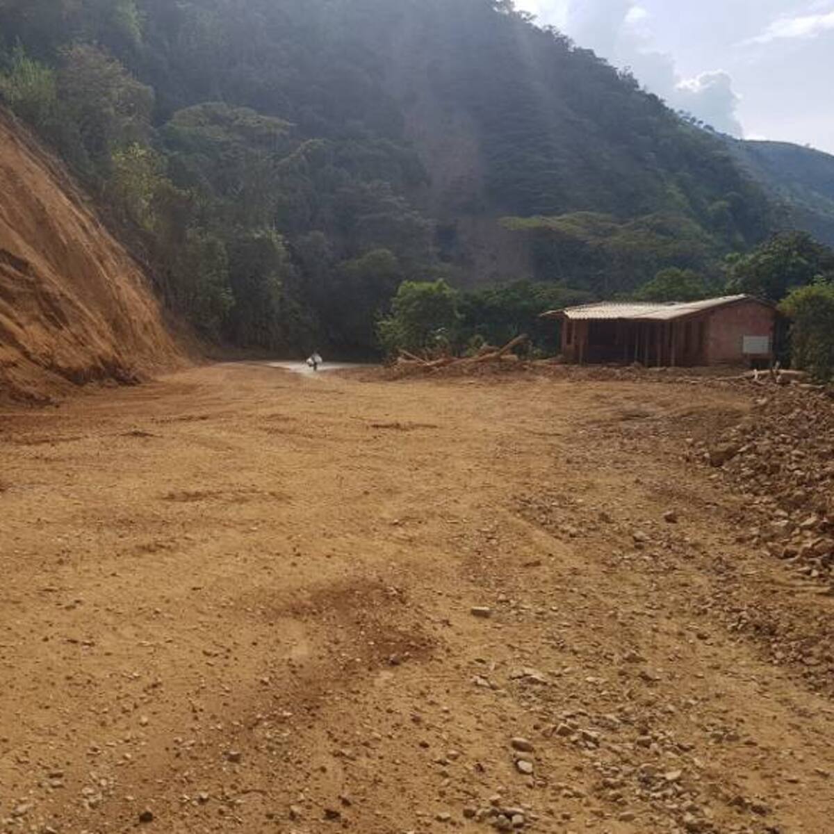 Deslizamiento provoca cierre parcial en la vía La Mansa – Peñalisa en Antioquia