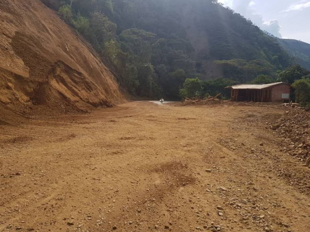 Deslizamiento provoca cierre parcial en la vía La Mansa – Peñalisa en Antioquia