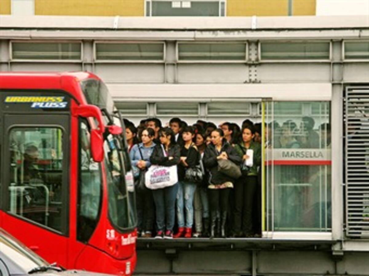 Los buses rosados son una medida provisional, no la solución: expertos