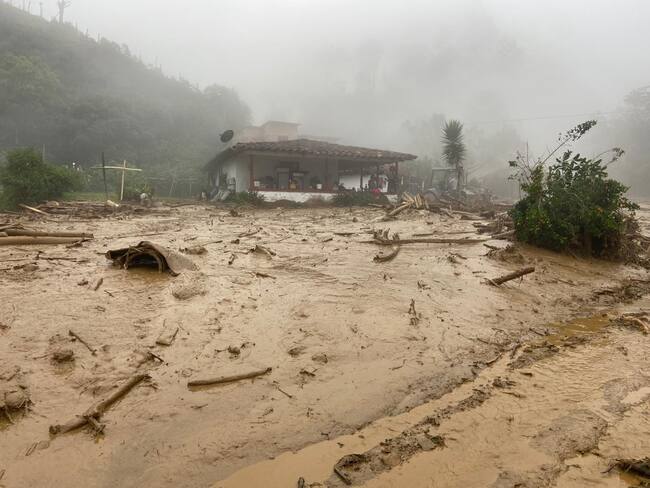 La mayoría de las viviendas de las veredas La Honda y Zarcitos de Montebello, fueron destruidas por el agua y el lodo. Foto: Fuerza Aérea.
