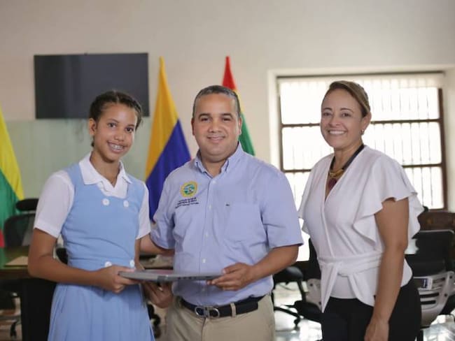 Alcalde entrega premio a ganadora de imagen de la “Matriculatón 2019”