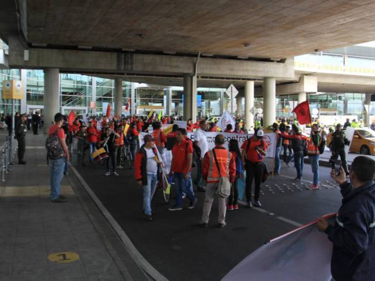 Expedición de reglamento transitorio para contratar pilotos extranjeros estudia la Aerocivil