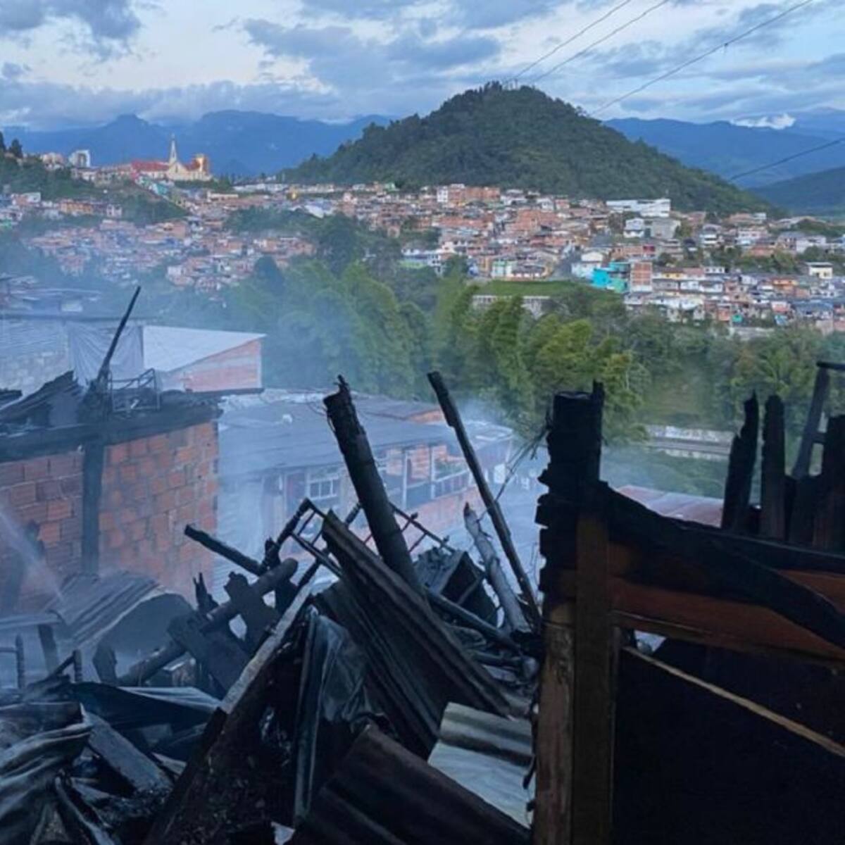 Se analiza qué ocasionó el incendio en el barrio Bajo Persia de Manizales