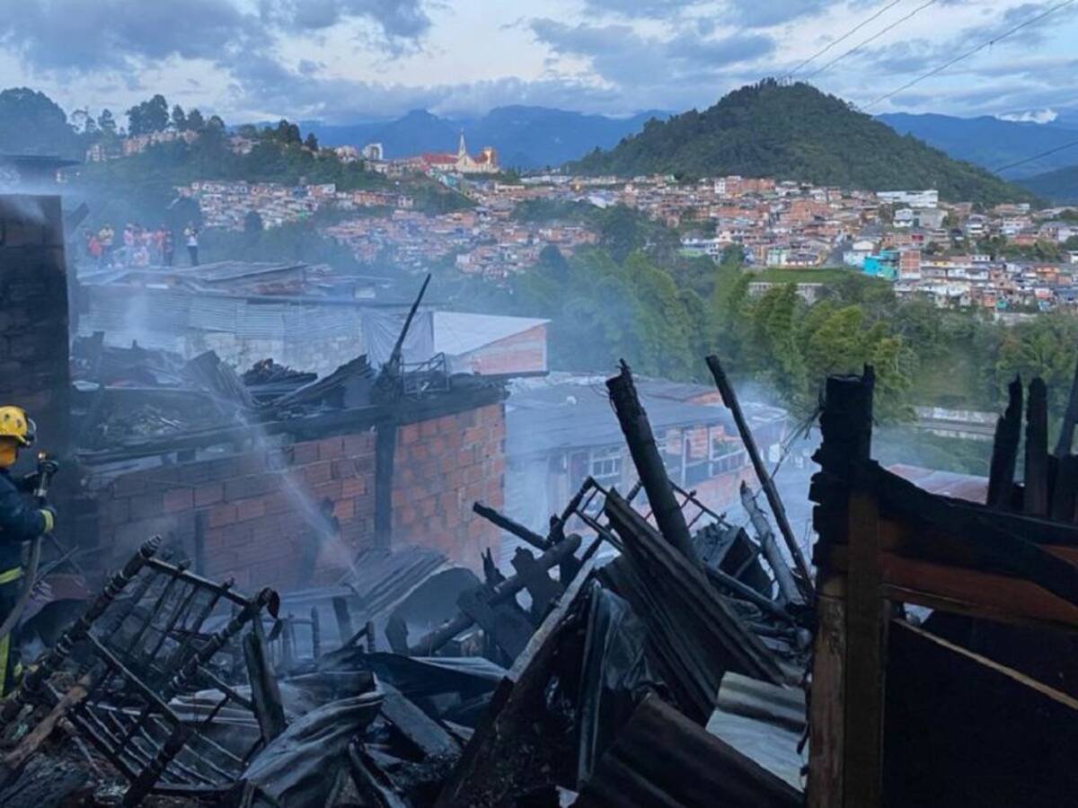 Se analiza qué ocasionó el incendio en el barrio Bajo Persia de Manizales