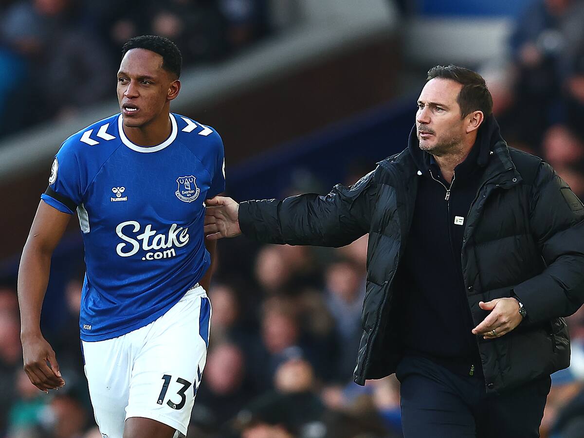 Video: Yerry Mina fue increpado en la calle por enojados hinchas del Everton
