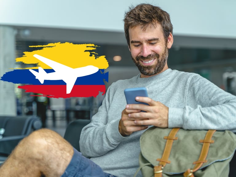 Extranjero en el aeropuerto esperando su vuelo / Bandera de Colombia (Getty Images)