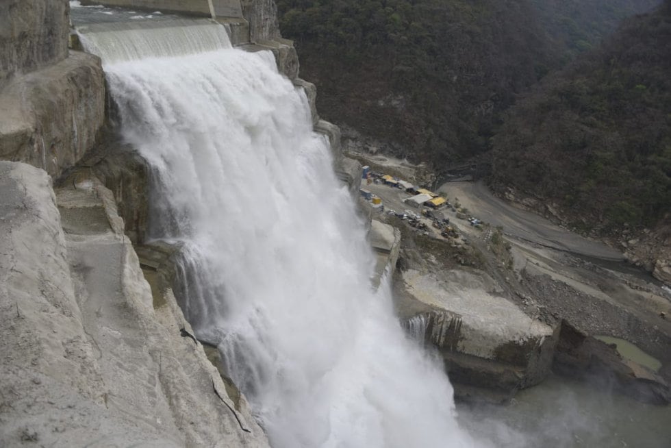 Así funciona hoy el vertedero de Hidroituango. Las operaciones sostenidas de evacuación del embalse se iniciaron el viernes en la noche y prosiguen sin problemas, dice EPM.